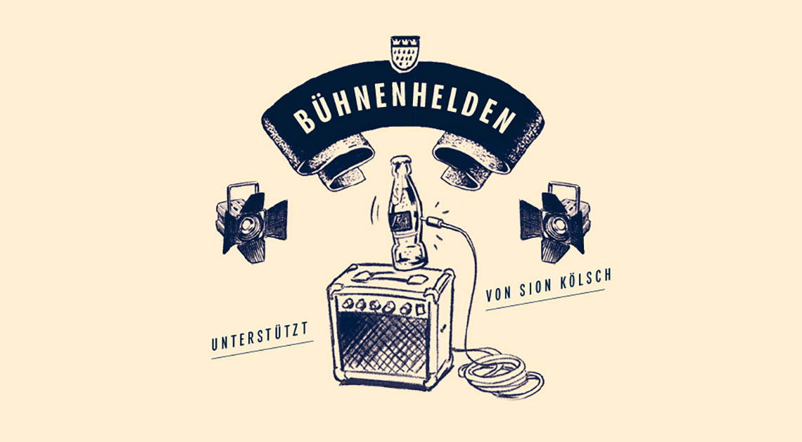 Eine Flasche steht auf einem Gitarrenverstärker, flankiert von zwei Scheinwerfern.