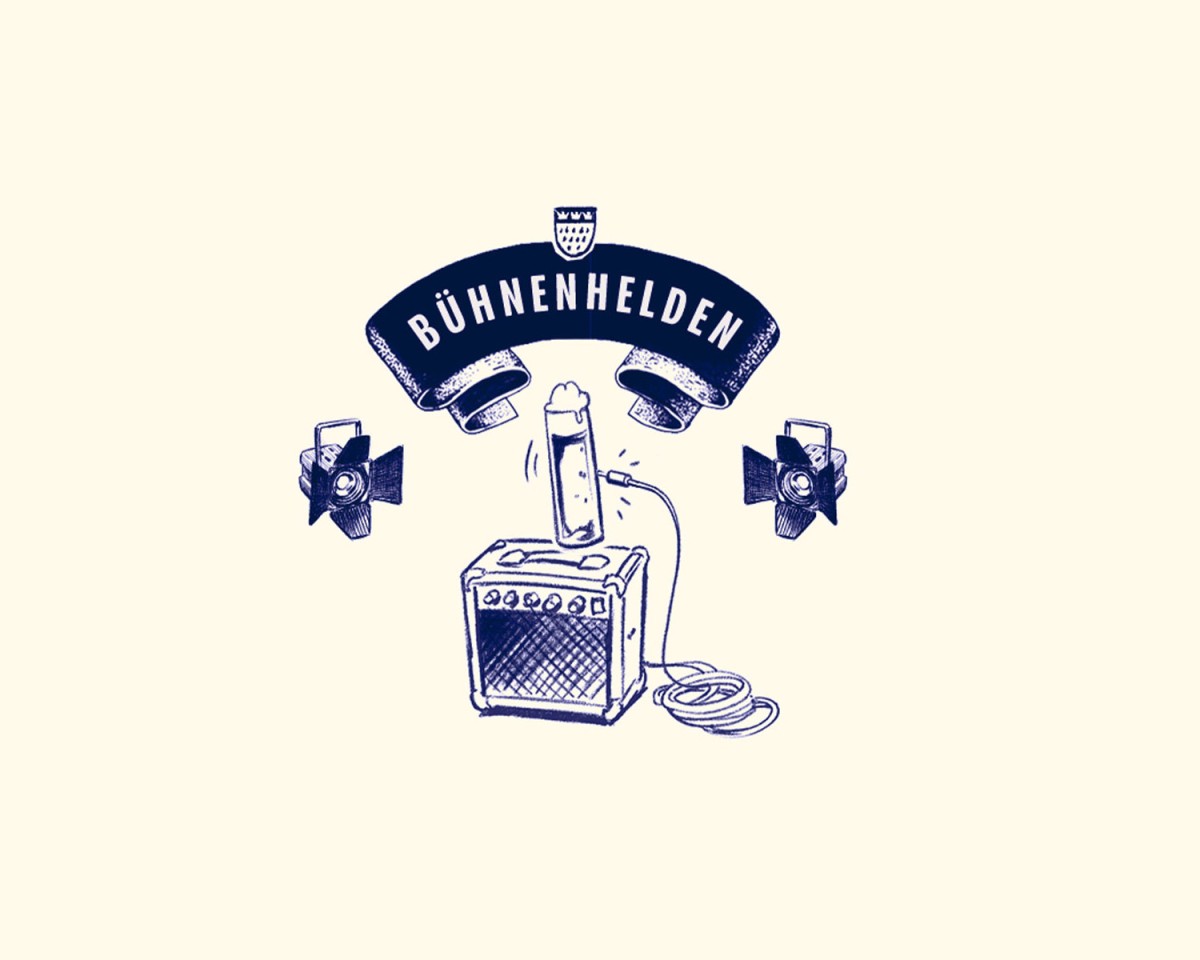 Schriftzug Bühnenhelden über einem Verstärker mit Bierglas. Heller Hintergrund mit zwei Bühnenscheinwerfern.