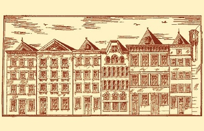 Fünf alte Gebäude mit detaillierten Fassaden reihen sich nebeneinander unter einem weiten Himmel.