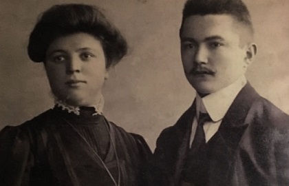 Eine Frau und ein Mann in historischer Kleidung stehen nebeneinander. Sie schauen ernst in die Kamera.