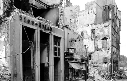 Ein zerstörtes Gebäude mit freiliegenden Ziegelwänden und Trümmern.